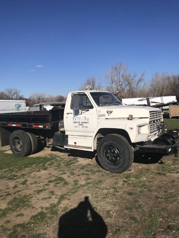 1980 Ford 14' Bed w/Hoist Truck (Lot 1056))