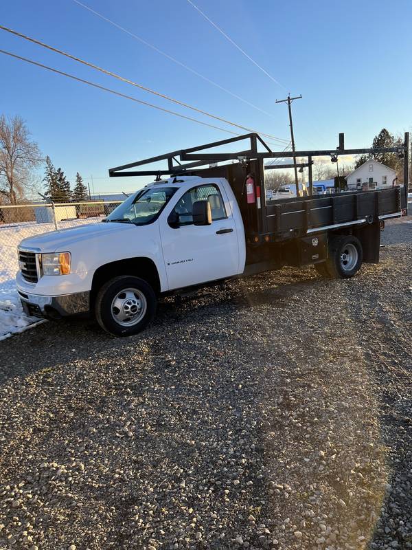 2009 Chevy 3500 12 ft flatbed (CN 1095))
