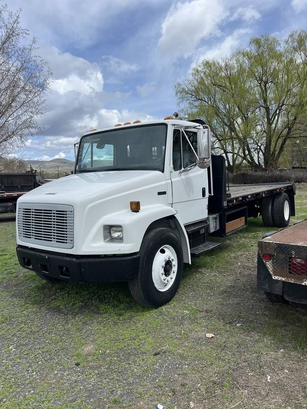 1999 Frtliner FL 70 17 ft flatbed. (CN 73)