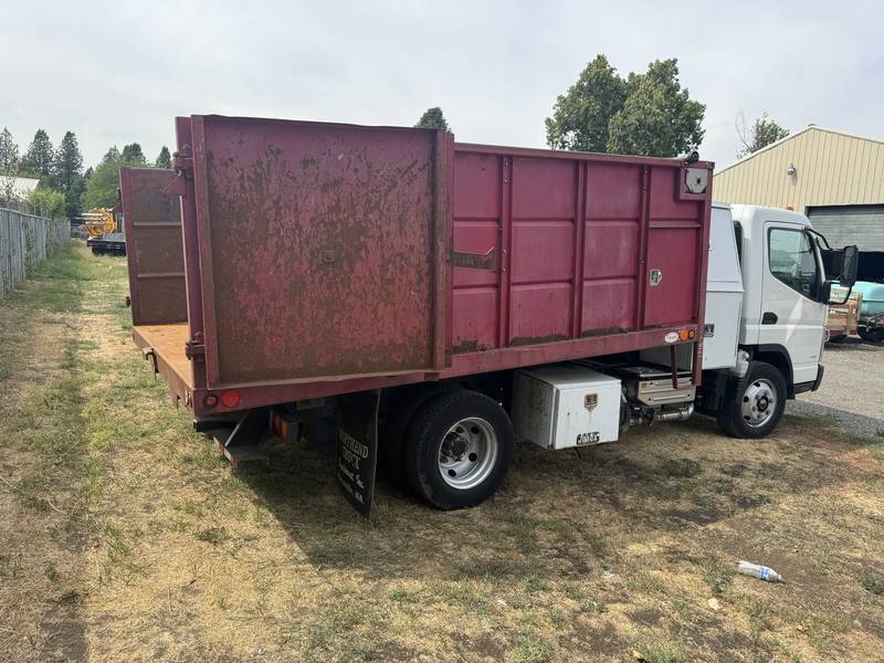 2013 Mitsubishi Fusu 10 ft flat bed dump (CN 1074)