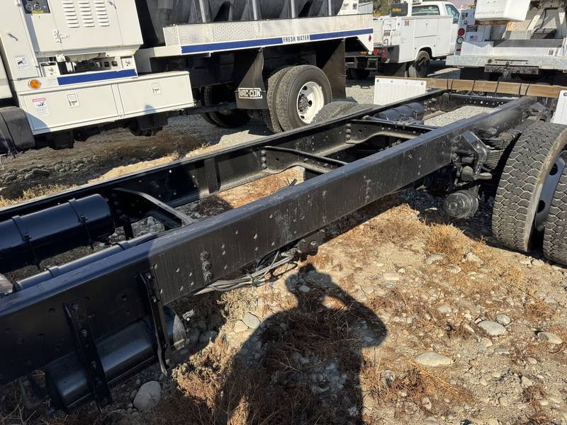 1999 Ford F800 cab chassis. (CN 29)