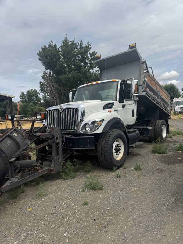 2009 IHC 7400 5YRD Dump W/ snow plow and stainless sander