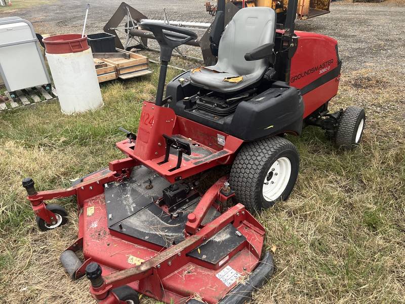 Toro 3280-D Commercial riding mower, 60’ deck