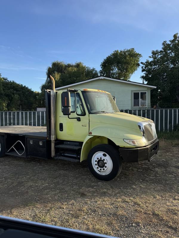 2003 IHC 4300 16 ft Flatbed Truck