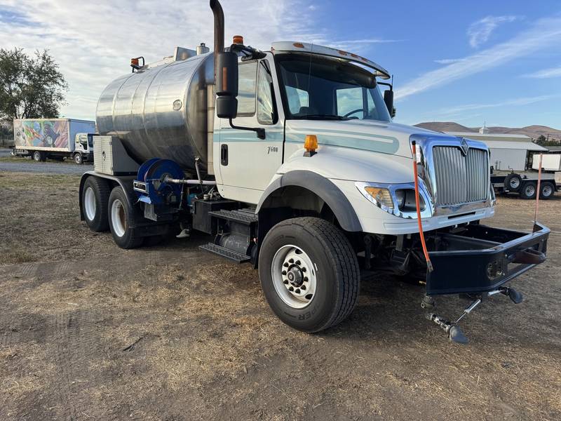 2005 IHC 7600, 2900 Gallon Stainless  Potable water/Flusher truck (CN 1073)