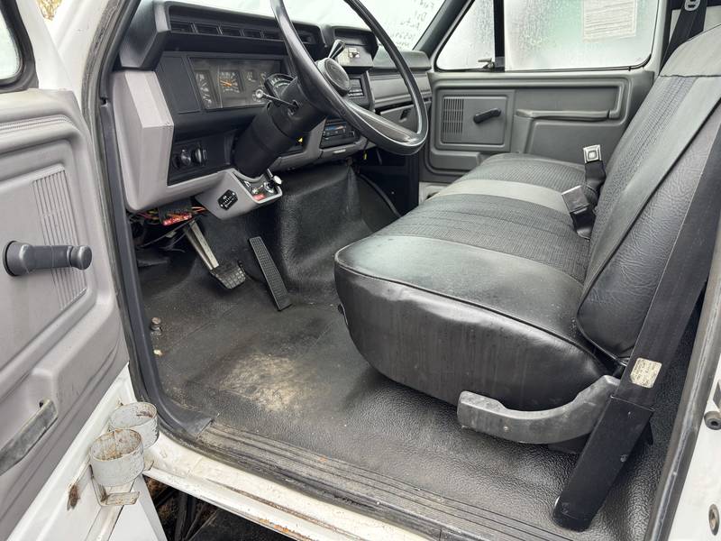 1999 Ford F800 cab chassis. (CN 29)