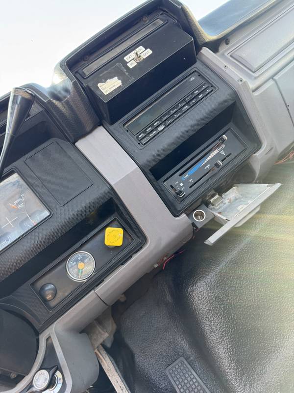 1999 Ford F800 cab chassis. (CN 29)