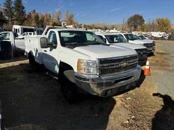2013 Chevy 3500 4x4 Servive Utility (CN 32)