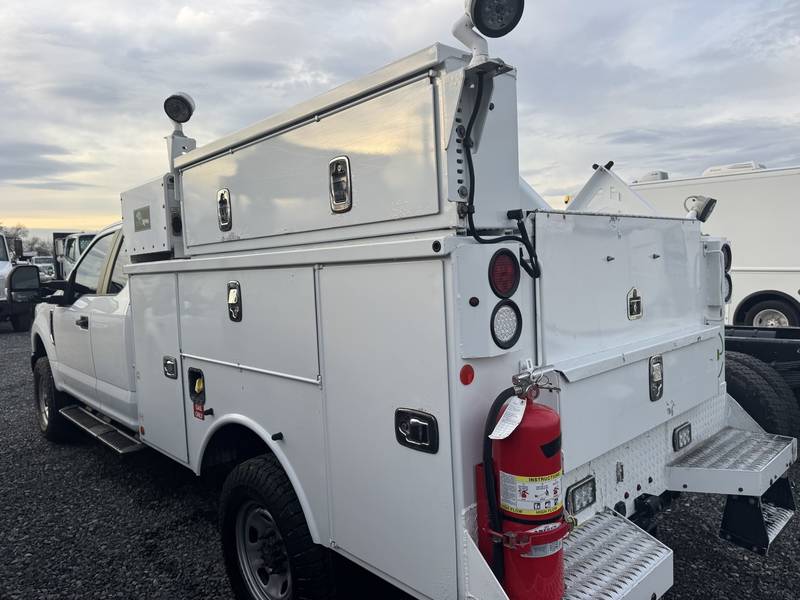 2017 Ford F350 XL 4x4, Utility box, (CN 1053)