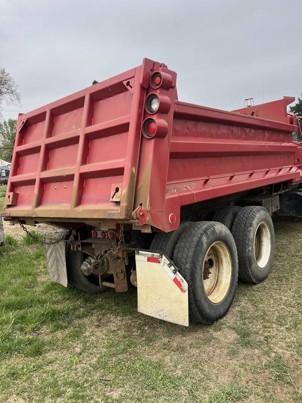1993 Ford L9000 12 yrd Dump Truck (CN   ))
