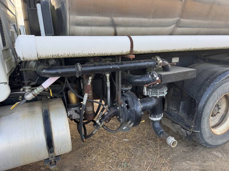 2005 IHC 7600, 2900 Gallon Stainless  Potable water/Flusher truck (CN 1073)