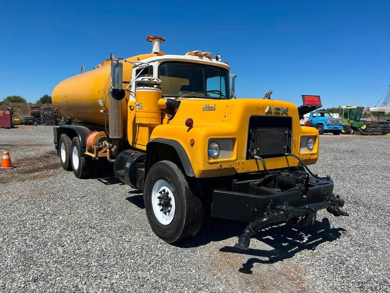 1980 Mack 4000 Gallon T/A Water Truck (CN-1008)