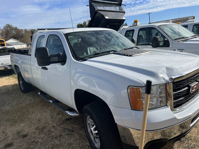 2013 GMC 3500 pickup w/ stellar hook unit. (CN 49))