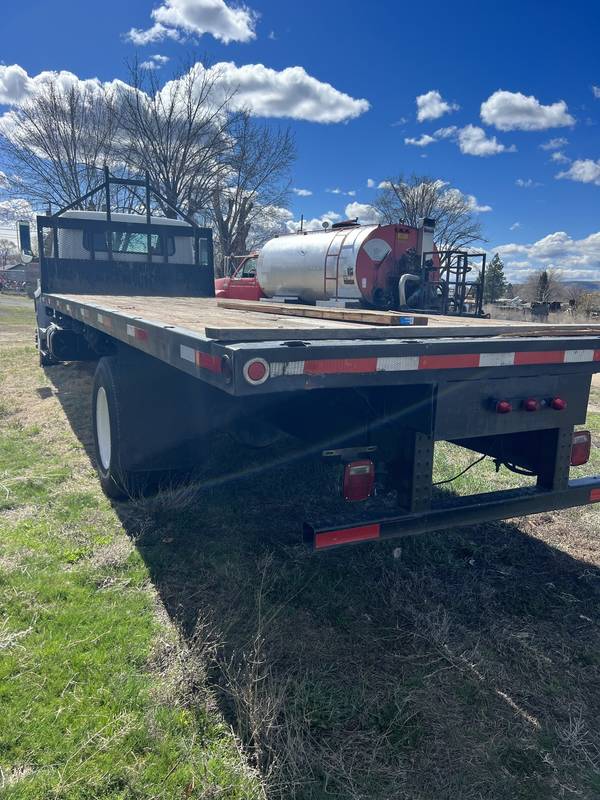 1999 IHC 4700 23 ft flatbed. (CN 74))