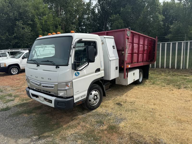 2013 Mitsubishi Fusu 10 ft flat bed dump (CN 1074)