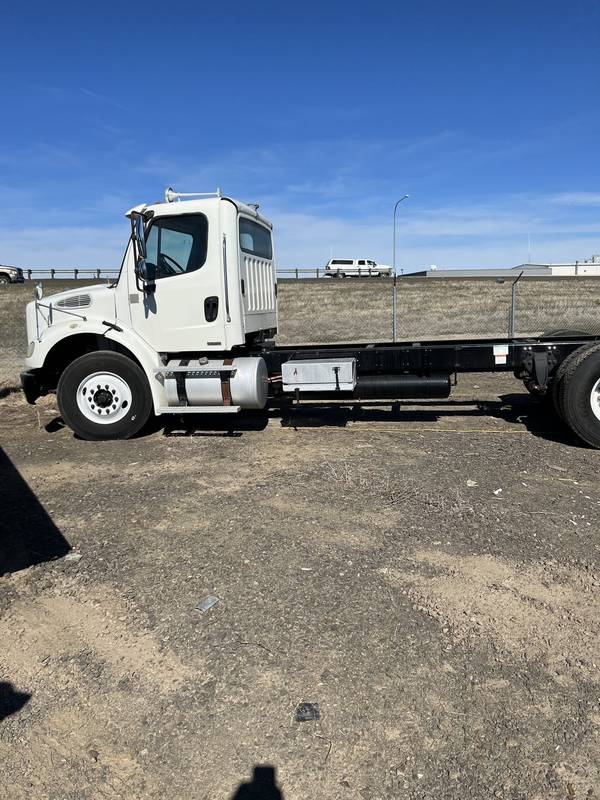 2009 Freight liner m2-112 cab chassis (CN W1017)