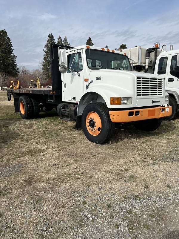 1998 IHC 4900 16 ft flatbed truck with liftgate. (CN 1020))