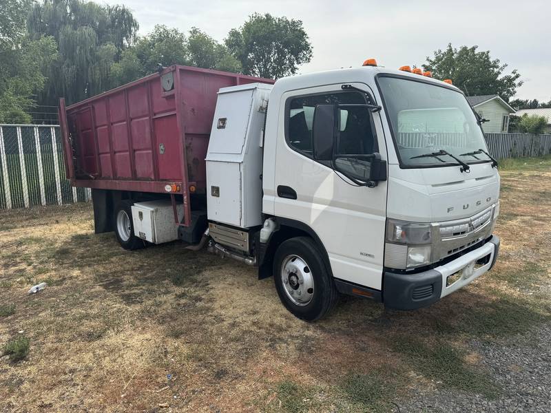 2013 Mitsubishi Fusu 10 ft flat bed dump (CN 1074)