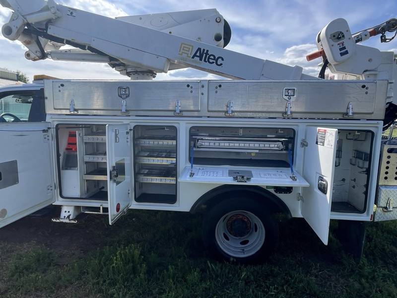 2019 Ford F550 4x4 40 ft Bucket Truck with material lift(CN 1004)