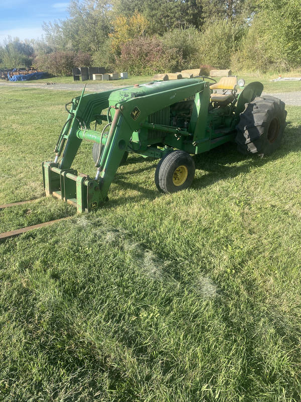 JD 2440 tractor w/loader