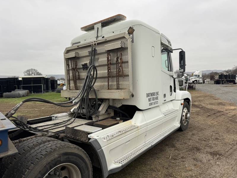 2006 Freightliner tractor truck W/Sleeper