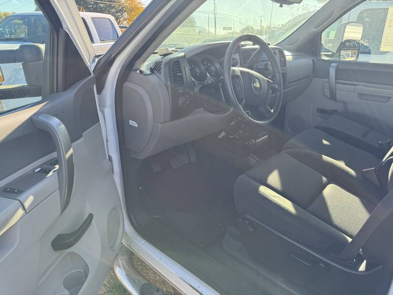 2013 Chevy 3500 4x4 Servive Utility (CN 32)