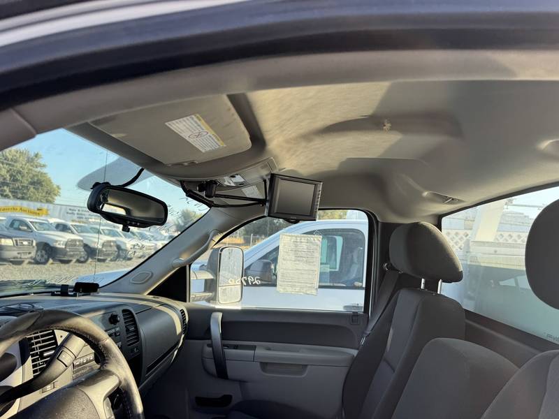 2013 Chevy 3500 4x4 Service Truck (CN 32)