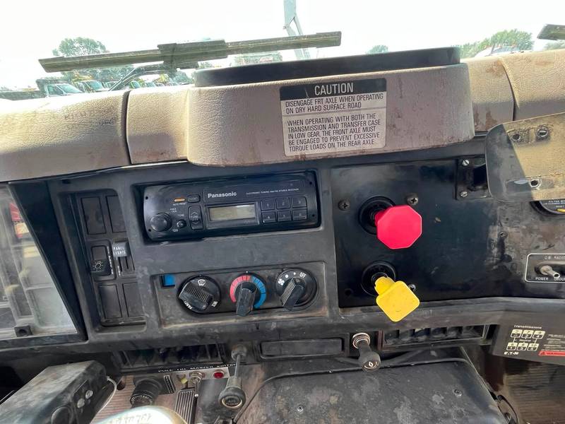 1995 International 4800 AWD Poletruck (CN-1011)