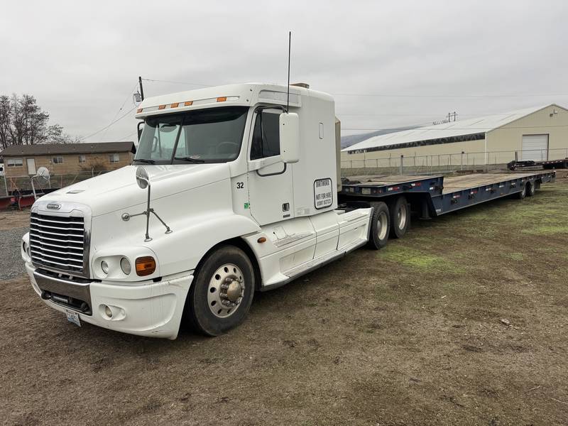 2006 Freightliner tractor truck W/Sleeper