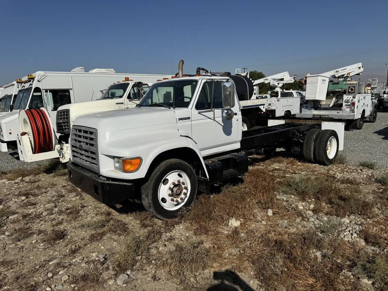 1999 Ford F800 cab chassis. (CN 29)