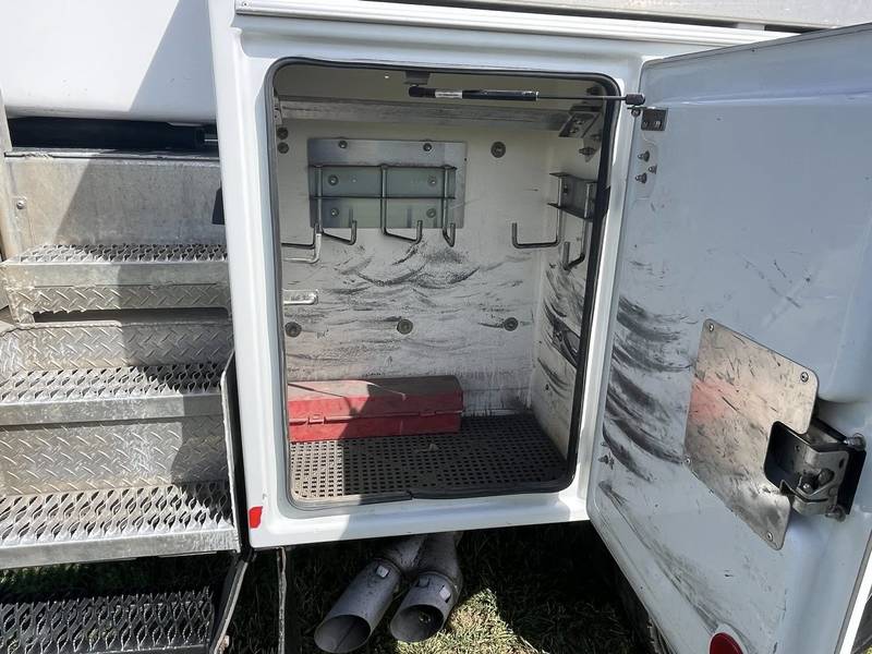 2019 Ford F550 4x4 40 ft Bucket Truck with material lift(CN 1004)