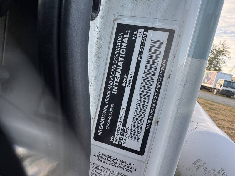 2005 IHC 7600, 2900 Gallon Stainless  Potable water/Flusher truck (CN 1073)