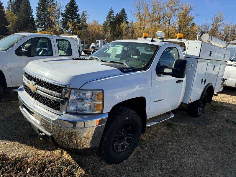 2013 Chevy 3500 4x4 Servive Utility (CN 32)