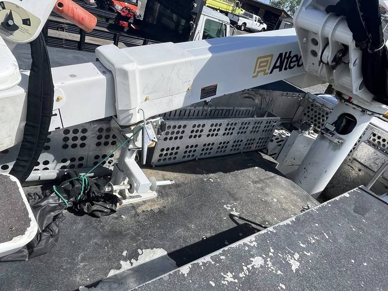 2019 Ford F550 4x4 40 ft Bucket Truck with material lift(CN 1004)