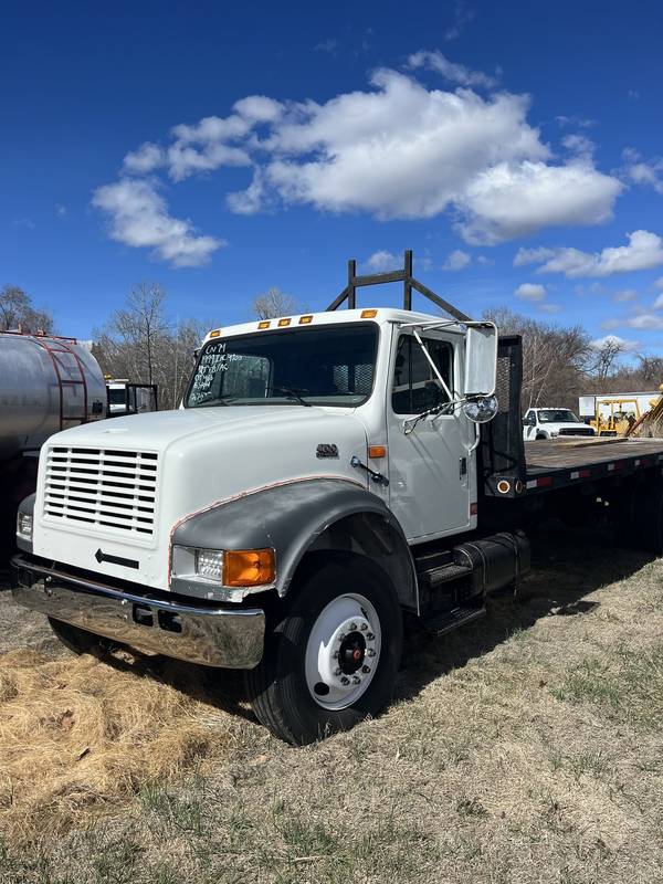 1999 IHC 4700 23 ft flatbed. (CN 74))
