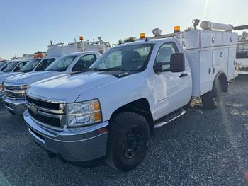 2013 Chevy 3500 4x4 Service Truck (CN 32)