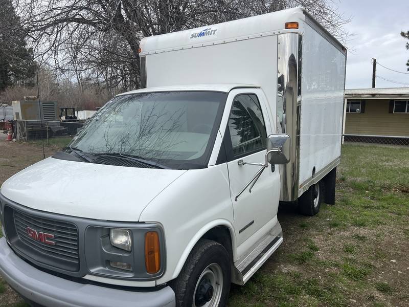 2001 GMC 3500 10 ft Box truck w/LiftGate (CN 97))