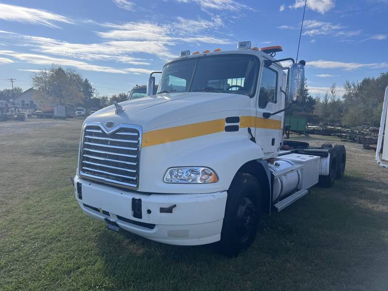 2005 Mack CN 613, Semi Tractor Truck, (CN 9)
