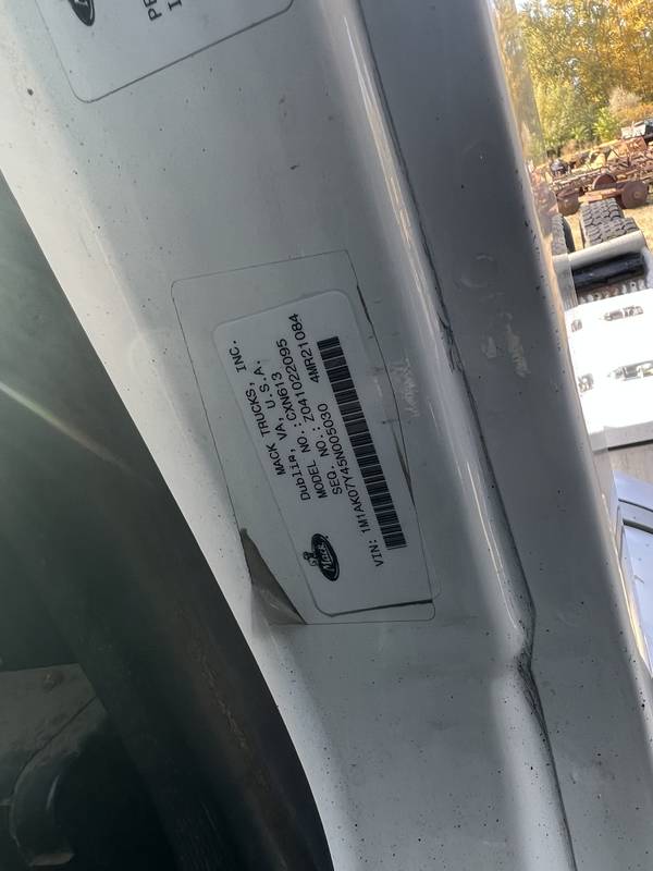 2005 Mack CN 613, Semi Tractor Truck, (CN 9)