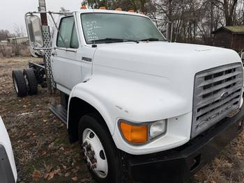 1999 Ford F800 cab chassis. (CN 29)