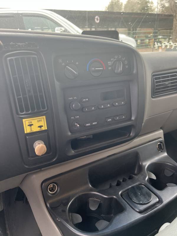 2001 GMC 3500 10 ft Box truck w/LiftGate (CN 97))