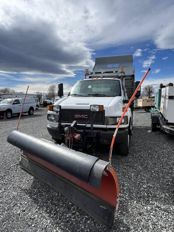 2006 GMC C5500 4x4 ,4 yrd dump truck W/ snowplow and sander, (CN 1018)