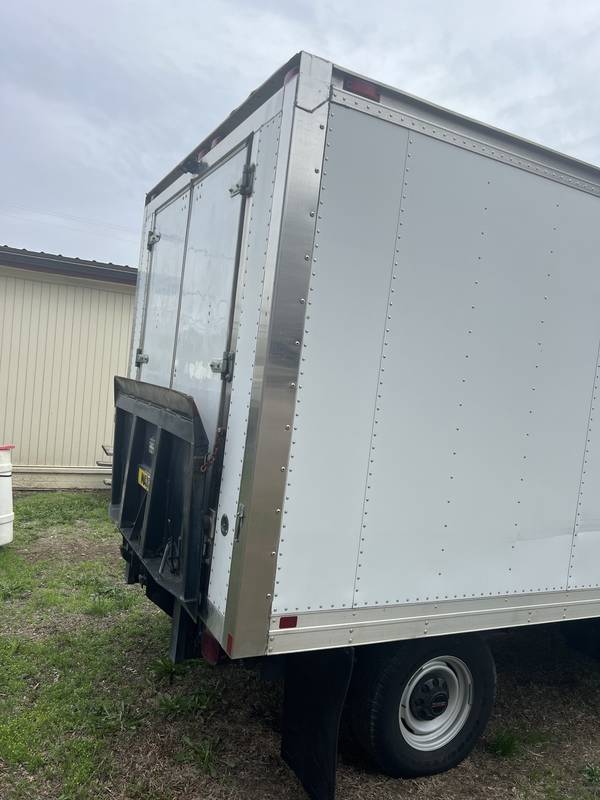 2001 GMC 3500 10 ft Box truck w/LiftGate (CN 97))