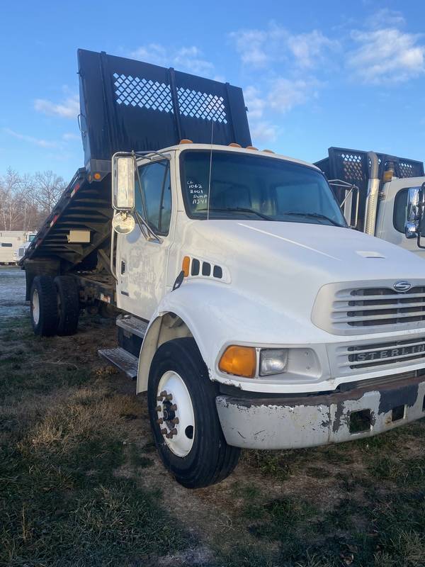 2001 Sterling Acterra 8500, 16 ft Bed &Hoist (CN 1062))