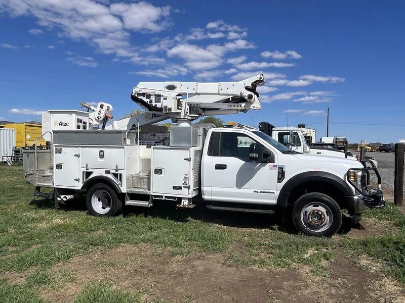 2019 Ford F550 4x4 40 ft Bucket Truck with material lift(CN 1004)