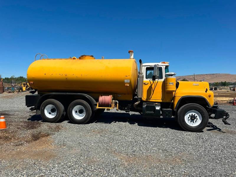 1980 Mack 4000 Gallon T/A Water Truck (CN-1008)