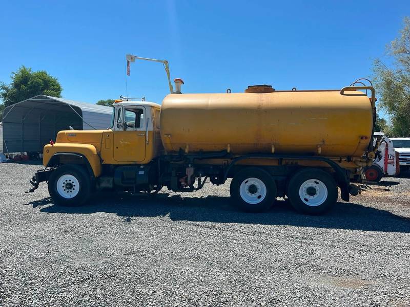 1980 Mack 4000 Gallon T/A Water Truck (CN-1008)
