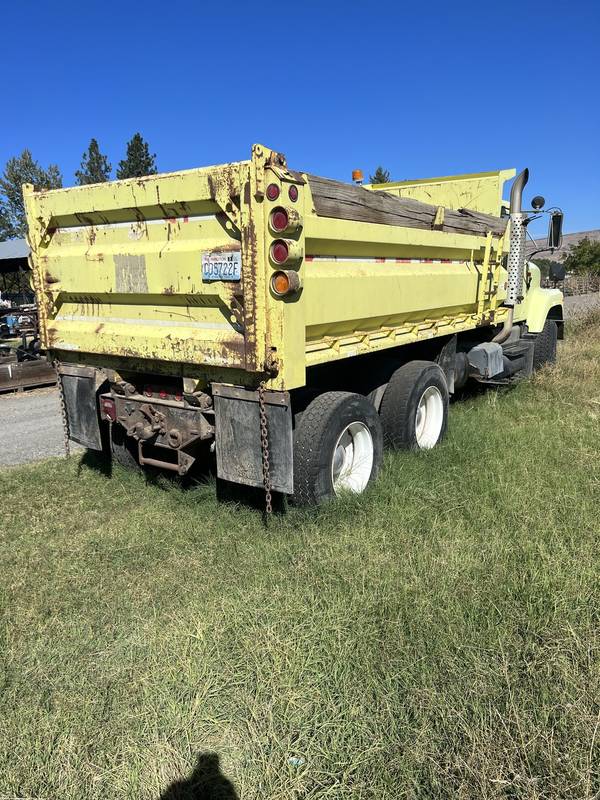 1998 IHC 2574 12 yrd dump truck (CN 99))