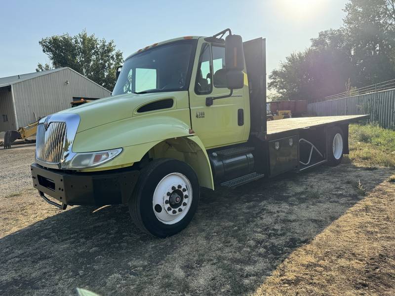 2003 IHC 4300 16 ft Flatbed Truck