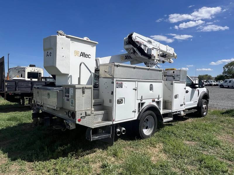 2019 Ford F550 4x4 40 ft Bucket Truck with material lift(CN 1004)